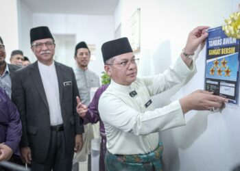 MOHD Na'im Mokhtar menampal penggredan tandas awam selepas melancarkan Kempen Kebersihan Tandas Masjid dan Surau Bertaraf 5 Bintang di Masjid Mahmoodiah Presint 18 Putrajaya. - UTUSAN/FAIZ ALIF ZUBIR