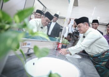 MOHD. Na'im Mokhtar melawat keadaan tandas selepas melancarkan Kempen Kebersihan Tandas Masjid dan Surau di Masjid Mahmoodiah Presint 18 Putrajaya. - UTUSAN/FAIZ ALIF ZUBIR