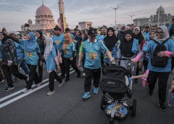 M0HD. Na'im Mokhtar ketika menyertai Program Berjalan Sihat@Putrajaya di Dataran Putrajaya. - UTUSAN/ FAIZ ALIF ZUBIR