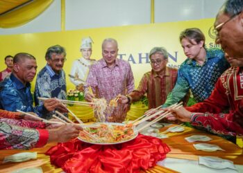 SULTAN Nazrin Muizzuddin Shah berkenan menggaul 'Yee Sang' pada Majlis Sambutan Tahun Baharu Cina Negeri Perak 2024 di Dataran Warisan Taiping hari ini. - UTUSAN/ZULFACHRI ZULKIFLI