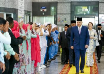 SULTAN Nazrin Muizzuddin Shah pada majlis perasmian Kompleks Wanita, Kanak-kanak dan Kardiologi Hospital Raja Permaisuri Bainun (HRPB) di Ipoh hari ini. - UTUSAN/MUHAMAD NAZREEN SYAH MUSTHAFA