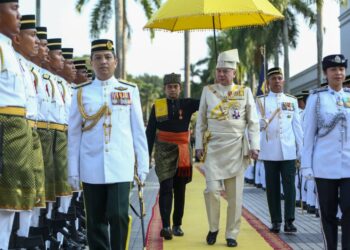 SULTAN Nazrin Muizzuddin Shah memeriksa perbarisan kawalan kehormatan utama pada  Istiadat Pembukaan Rasmi Tahun Kedua Dewan Negeri Perak Ke-15 di Bangunan Perak Darul Ridzuan di Ipoh hari ini. - UTUSAN/MUHAMAD NAZREEN SYAH MUSTHAFA