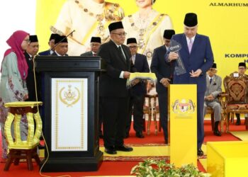 SULTAN Nazrin Muizzuddin Shah merasmikan Kompleks Wanita, Kanak-kanak dan Kardiologi Hospital Raja Permaisuri Bainun (HRPB) di Ipoh hari ini. - UTUSAN/MUHAMAD NAZREEN SYAH MUSTHAFA