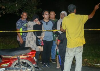 AHLI keluarga mangsa dihanyut kepala air berada di lokasi kejadian ketika operasi mencari dan menyelamat dijalankan di Sungai Kenjur, Kampung Poh dekat Bidor hari ini.- UTUSAN/MUHAMAD NAZREEN SYAH MUSTHAFA