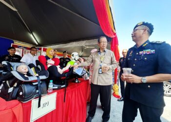 MOHAMMAD Nizar Jamaluddin (kiri) melawat gerai pameran Jabatan Pengangkutan Jalan (JPJ) pada Program Free Fuel, Free Road Fatality@Petronas UTP di stesen Petronas UTP di Seri Iskandar hari ini. - UTUSAN/LIYANA RAMLI