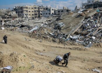 ORANG ramai mencari barang yang boleh diselamatkan di kawasan menara Al-Maqoussi di Kota Gaza, Palestin. - AFP