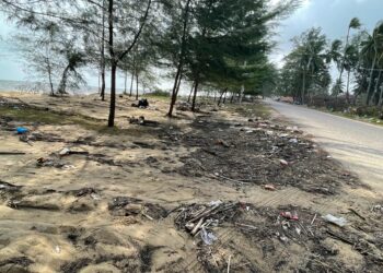 PEMANDANGAN Pantai Bisikan Bayu Semerak, di sini kelihatan semakin kotor dan tidak terurus selepas dilanda Monson Timur Laut (MTL) baru-baru ini.