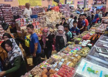 Sebahagian pengunjung yang beli-belah di Pasar Kedai Payang di Kuala Terengganu semalam.