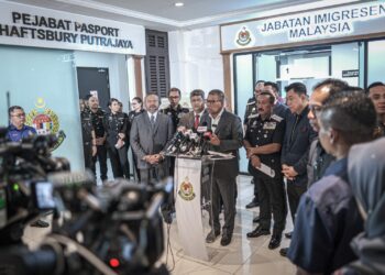 SAIFUDDIN Nasution Ismail ketika sidang akhbar pembukaan pejabat pasport cawangan baharu di Shaftburry Putrajaya. - UTUSAN/FAIZ ALIF ZUBIR