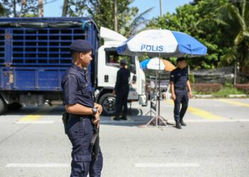 SEKATAN jalan raya di Jalan Pahang - Tapah hari ini bagi mengesan pendatang asing tanpa izin yang melarikan diri dari depoh  Imigresen Bidor semalam. - UTUSAN/MUHAMAD NAZREEN SYAH MUSTHAFA