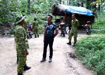 MOHD. Naim Asnawi (tengah) melakukan tinjauan Op Kesan menangkap PATI yang melarikan diri dari Depot Imigresen Sementara Bidor di Kampung Sungai Kenoh, Tapah hari ini. - UTUSAN/ZULFACHRI ZULKIFLI