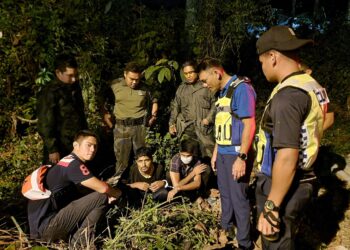 DUA PATI (tengah) yang ditahan di Tapah semalam selepas melarikan diri dari Depot Imigresen Sementara Bidor Khamis lalu. - UTUSAN/IHSAN PDRM