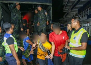 PATI yang berjaya ditangkap di sekitar Tapah dan Bidor hari ini dibawa ke Ibu pejabat Polis Daerah (IPD) Tapah untuk ditahan. - UTUSAN/MUHAMAD NAZREEN SYAH MUSTHAFA