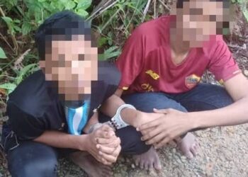 DUA pendatang asing yang berjaya ditangkap polis di sebuah lokasi di Tapah petang tadi. - UTUSAN/IHSAN PDRM