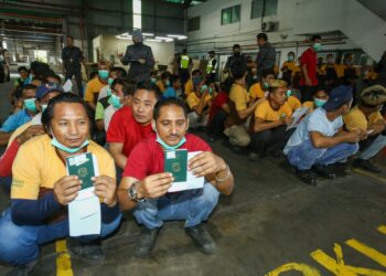 PEKERJA asing yang diperiksa dalam Operasi Bersepadu Mega Gegar Buruh Paksa dan Pemerdagangan Orang (Op Gegar) di Kawasan Perindustrian Gopeng hari ini. - UTUSAN/MUHAMAD NAZREEN SYAH MUSTHAFA