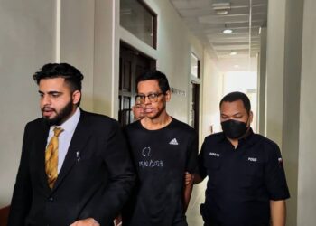 MOHAMAD Hasif Syazani Zulkifle (tengah) dibawa ke Kompleks Mahkamah Petaling Jaya bagi menghadapi tuduhan melakukan khianat. UTUSAN/NORLIZAH ABAS