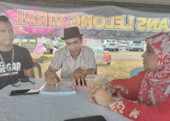 SHARIFAH AZIZAH Syed Zain(kanan) ketika bertemu dengan Nor Afnan Ahmad Nazri (tengah) di tapak perniagaan Down Town di Taman Sri Impian, Kluang, Johor, petang semalam.