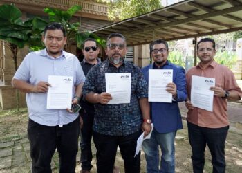 BADRUL Hisham Shaharin (dua kanan) menunjukkan memorandum untuk diserahkan Jabatan Perdana Menteri di Putrajaya. - UTUSAN/FAISOL MUSTAFA