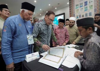 ANWAR Ibrahim meneliti mushaf al-Quran selepas Majlis Perasmian Restu Global Quranic Arts Festival 2024 di Kompleks Nasyrul Quran, Putrajaya, semalam. –UTUSAN/FAISOL MUSTAFA