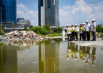 NGA Kor Ming meninjau tapak sampah haram di Jalan Davis, Kuala Lumpur - UTUSAN/ IQBAL ROSLI