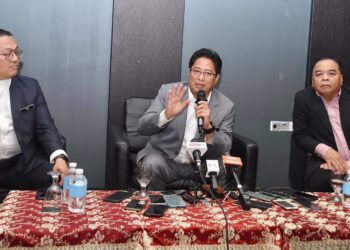 AZAM Baki (tengah) semasa sidang akhbar selepas Program Cakna Rasuah Bersama Pengamal Media Sarawak di Kuching, Sarawak hari ini.