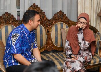 Ahmad Farhan Fauzi menziarahi pelakon veteran, Sarimah Ahmad sempena program Ziarah Madani di kediamannya dekat Subang Jaya, pagi semalam. -UTUSAN/ SADDAM YUSOFF