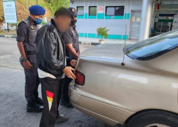 LELAKI warga Thailand ditahan KPDN Perak kerana disyaki menyeludup 60 liter petrol RON95 ke Thailand dalam pemeriksaan di ICQS Bukit Berapit, Pengkalan Hulu, Gerik semalam. - UTUSAN