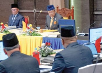 SULTAN Sharafuddin Idris Shah mempengerusikan Mesyuarat Majlis Kebangsaan Bagi Hal Ehwal Agama Islam di Putrajaya, semalam.