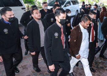 ABDULLAH Zaik (depan), Awang Suffian Awang Piut (tengah) dan Khairuddin Mohd. Ali (belakang) masing-masing diiring pegawai SPRM ketika tiba dekat pekarangan Kompleks Mahkamah Sultan Salahuddin Abdul Aziz Shah di Shah Alam, Selangor, semalam. - UTUSAN / AFIQ RAZALI