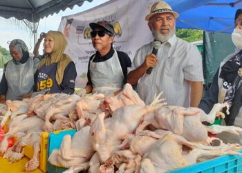 SYED Abu Hussin Hafiz Syed Abdul Fasal (dua dari kanan) pada program jualan murah Parlimen Bukit Gantang di Changkat Jering hari ini. - UTUSAN