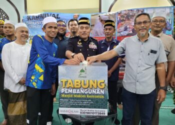 MOHD. Apandi @ Sanusi Jusoh (tengah) melancarkan Tabung Pembangunan Masjid Kemumin bersempena Karnival Masjid Mukim Kemumin, Kota Bharu, Kelantan. UTUSAN/MUSTAQIM MOHAMED