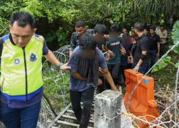 PATI yang ditahan di ladang sawit Felcra Jalan Karchu, Tapah hari ini. - UTUSAN/MUHAMAD NAZREEN SYAH MUSTHAFA