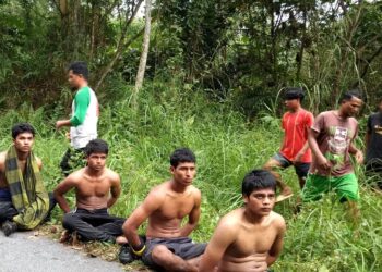 EMPAT tahanan Rohingya yang berjaya ditemukan penduduk Perkampungan Orang Asli Sanding, Bidor, Tapah hari ini. - UTUSAN/MEGAT LUTFI MEGAT RAHIM