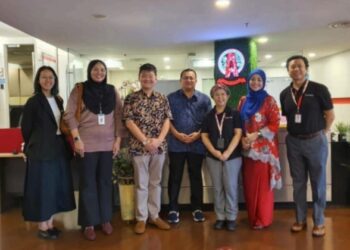 OON Eu Jin (kanan) bersama wakil daripada NASOM dan NCSM bersama Nurulhidayah Ahmad Zahid pada sidang media ‘Alice Through The Looking Glass’ di Kuala Lumpur, baru-baru ini.