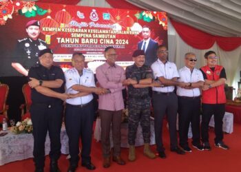 MOHD. Yusri Hassan Basri (tengah) pada majlis pelancaran Kempen Kesedaran Keselamatan Jalan Raya sempena sambutan Tahun Baharu Cina 2024 peringkat PDRM Kontinjen Perak di Plaza Tol Lekir WCE di Manjung hari ini. - UTUSAN/FADZIL ZAINOL