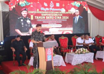 MOHD. Yusri Hassan Basri berucap pada pelancaran Kempen Kesedaran Keselamatan Jalan Raya sempena Tahun Baharu Cina 2024 peringkat PDRM Kontinjen Perak di Plaza Tol Lekir WCE di Manjung hari ini. - UTUSAN/FADZIL ZAINOL