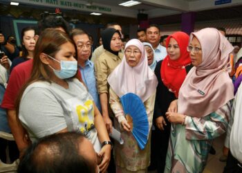 ZALIHA Mustafa (tiga dari kanan) ketika menyantuni mangsa kebakaran Flat Sri Sabah di Blok 70, Flat Sri Sabah, Jalan Cheras, Kuala Lumpur. - UTUSAN/SYAKIR RADIN