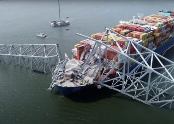 GAMBAR ihsan Lembaga Keselamatan Pengangkutan Kebangsaan Amerika Syarikat yang diambil semalam menunjukkan sebahagian daripada rangka keluli Jambatan Francis Scott Key dirempuh  kapal kontena Dali di Baltimore, Maryland. -AFP