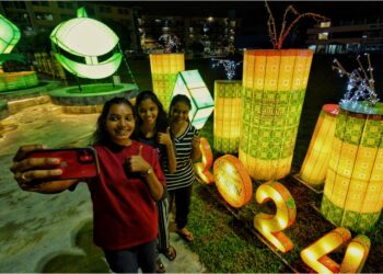 P. Rutrapriya (kanan) bersama dua rakannya, R. Abinaya Bharathi (kiri) dan V. Abhirami tidak melepaskan peluang berswafoto di kawasan Dataran Lobak yang telah dihiasi dengan pelbagai hiasan lampu bertemakan Hari Raya Aidilfitri. – UTUSAN/MOHD. SHAHJEHAN MAAMIN