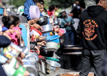 PENDUDUK Palestin beratur untuk mendapatkan makanan di pusat bantuan di Gaza City.-AGENSI