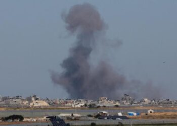 PEMANDANGAN bandar Khan Younis di selatan Gaza yang musnah dibedil tentera Israel.-AFP