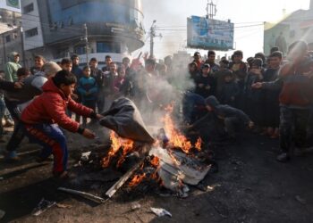 KANAK-kanak Palestin membakar tayar sebagai protes terhadap kenaikan harga makanan dan bekalan kekurangan, pada 28 Februari lalu di kem pelarian Rafah,  selatan Gaza.-AFP