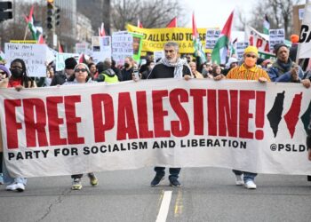 ORANG ramai yang menyokong Palestin mengambil bahagian dalam ‘March for Gaza’ di Washington, Amerika Syarikat pada 2 Mac lalu. -AFP