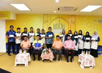 PELAJAR Kolej Universiti Islam Perlis (KUIPs) bergambar selepas menerima sumbangan dalam satu majlis di auditorium universiti berkenaan di Kuala Perlis, baru-baru ini.