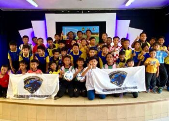 PARA pemain Sindra Panthers Football Club dari Sekolah Kebangsaan (SK) Seri Indera bergambar pada majlis pelancaran di SK Seri Indera, Kangar, Perlis baru-baru ini.- UTUSAN/IZLIZAN OTHMAN