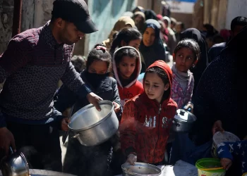 KANAK-kanak Palestin menunggu untuk menerima makanan yang dimasak oleh sebuah pertubuhan amal di tengah-tengah kekurangan bekalan makanan berikutan konflik di antara Israel dan Hamas di Rafah, selatan Gaza. –REUTERS