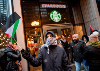 AKTIVIS kumpulan Chicago Youth Liberation for Palestine membantah pencerobohan Israel di Gaza di Starbucks, Chicago, Illinois pada 31 Disember tahun lalu. -REUTERS