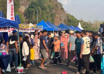 SUASANA di bazar Ramadan
di Persiaran Wawasan, Gua Sami, Kangar, Perlis  kelmarin meriah namun pengunjung kurang membeli. – UTUSAN/MOHD. HAFIZ ABD. MUTALIB