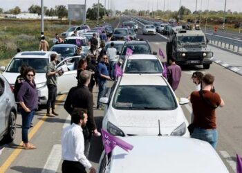 KONVOI 30 kereta dipandu aktivis Israel berkumpul di bandar Ashkelon berhampiran sempadan Gaza.-AFP