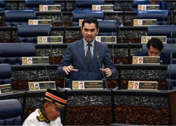 KHAIRUL Firdaus Akbar Khan semasa sesi pertanyaan-pertanyaan bagi jawab lisan di Dewan Rakyat hari ini.  - JABATAN PENERANGAN